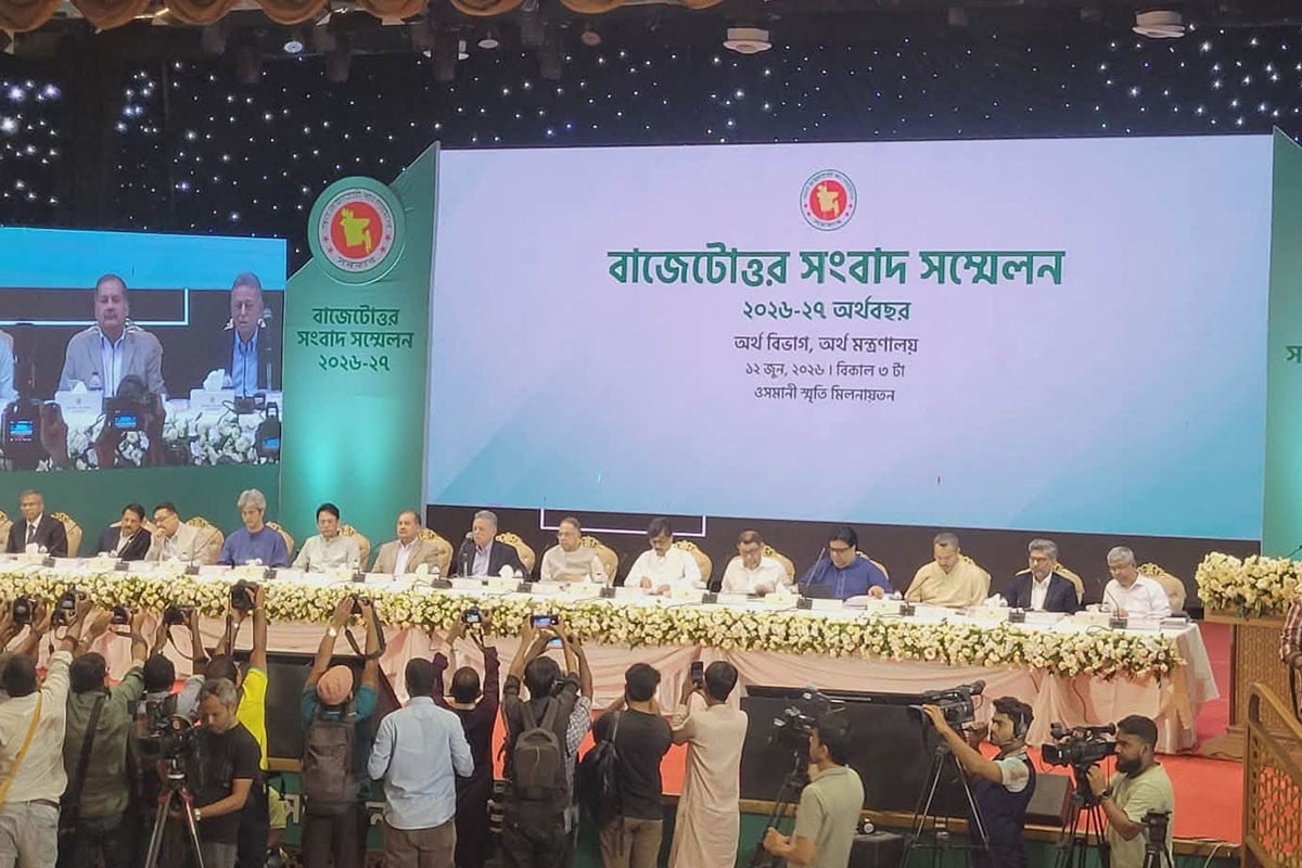 বাজেট-পরবর্তী সংবাদ সম্মেলনে উপস্থিত অর্থমন্ত্রী আমীর খশরু